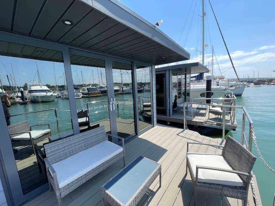 Yarmouth Waterlodge Floating Apartments 2 Екстер'єр фото