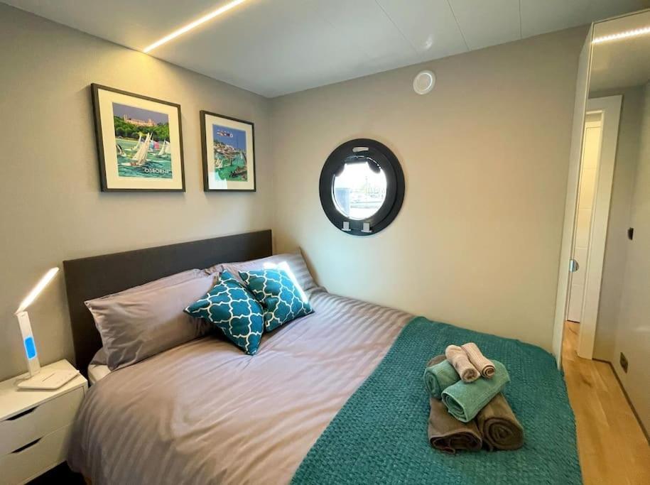 Yarmouth Waterlodge Floating Apartments 2 Екстер'єр фото