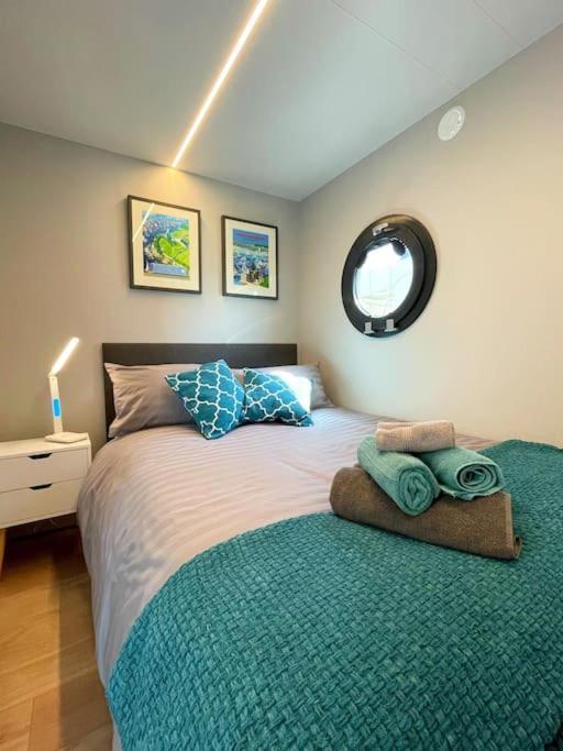 Yarmouth Waterlodge Floating Apartments 2 Екстер'єр фото