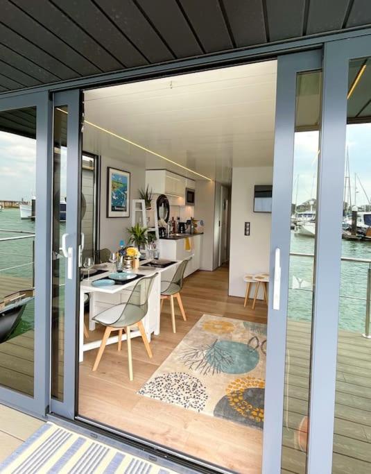 Yarmouth Waterlodge Floating Apartments 2 Екстер'єр фото