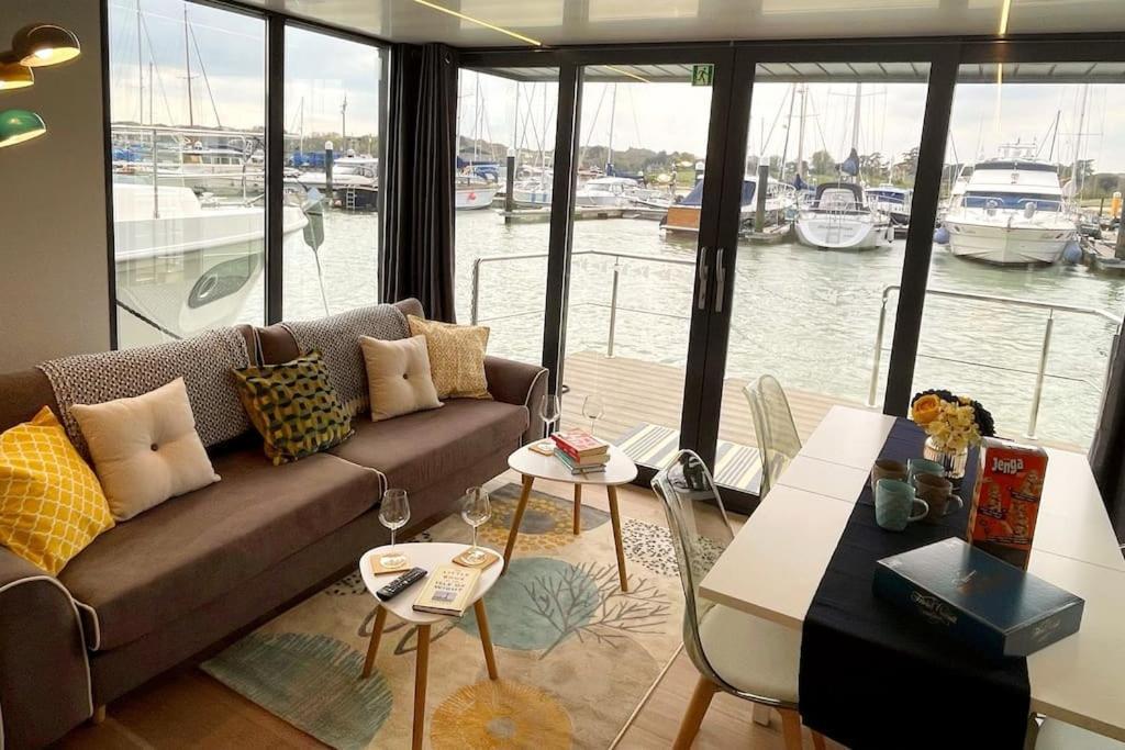Yarmouth Waterlodge Floating Apartments 2 Екстер'єр фото