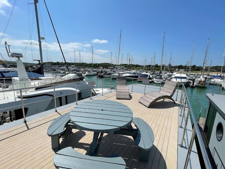 Yarmouth Waterlodge Floating Apartments 2 Екстер'єр фото